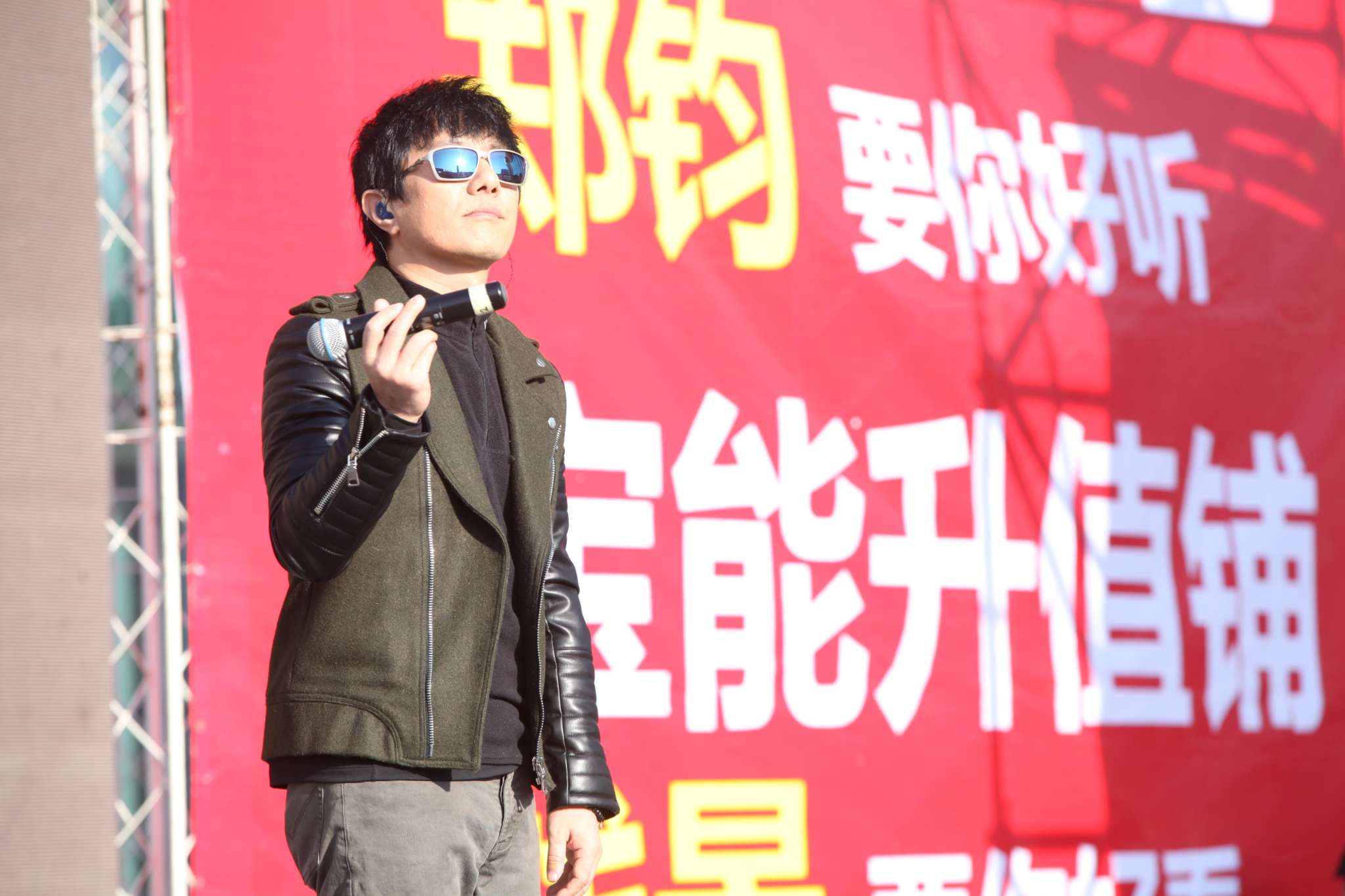 摇滚巨星郑钧阔别新疆十年之后亲临"宝能好声音"颁奖现场
